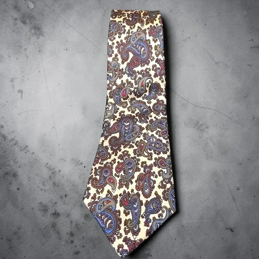 Van Heusen 417 Paisley Tie Vintage Mens Silk Necktie Cream Blue Red Made in USA‎